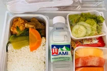 Những bữa ăn đầy đủ trong khu cách ly được dân mạng khoe ầm ầm