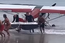 Máy bay đâm xuống biển trước mặt hàng trăm du khách