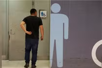 Bị đuổi việc vì dành 6 tiếng đi vệ sinh ở chỗ làm 