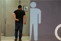 Bị đuổi việc vì dành 6 tiếng đi vệ sinh ở chỗ làm 