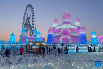 Choáng ngợp công viên băng rực rỡ ở Cáp Nhĩ Tân lạnh -30 độ