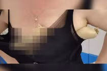 Bị bắt ở cửa khẩu vì giấu 5 con rắn sống trong áo ngực