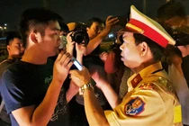 Tài xế vứt cả ô tô bỏ chạy khi cảnh sát kiểm tra nồng độ cồn
