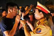 Tài xế vứt cả ô tô bỏ chạy khi cảnh sát kiểm tra nồng độ cồn