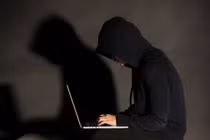 Lắp camera quay lén con gái, bố bị phạt 18 tuần tù giam