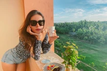 Những pha mặc đẹp tạo dáng “cực lầy” của Minh Tú trong khu cách ly