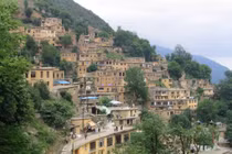 Kỳ lạ ngôi làng người dân đi lại trên mái nhà