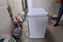 Người đàn ông kinh hãi khi mở chiếc tủ đông lạ bị khóa trong nhà