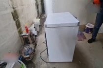 Người đàn ông kinh hãi khi mở chiếc tủ đông lạ bị khóa trong nhà
