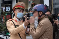 Ngày đầu cao điểm Tết, CSGT Hà Nội “mỏi tay” xử phạt vi phạm giao thông