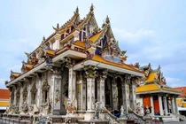 Ngôi chùa thờ cả tượng David Beckham dát vàng và Người Nhện, Người Dơi 