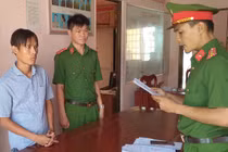 Cầm dao chặn xe cấp cứu xin tiền mua rượu