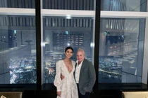 Gu thời trang nóng bỏng, sành điệu của mỹ nhân hẹn hò tỷ phú 72 tuổi