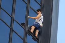 “Người nhện” ngoài đời thực tay không leo lên tòa nhà cao 122m