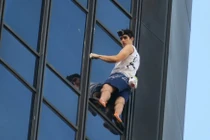 “Người nhện” ngoài đời thực tay không leo lên tòa nhà cao 122m