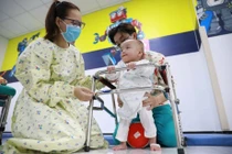 Cặp Trúc Nhi – Diệu Nhi chập chững những bước đi cực đáng yêu