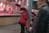 Người phụ nữ bị trói giữa chợ vì dùng tiền giả đi mua sắm