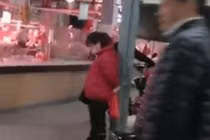 Người phụ nữ bị trói giữa chợ vì dùng tiền giả đi mua sắm