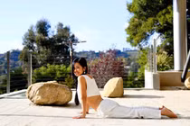 Hồng Nhung sang tuổi 50 vẫn tươi trẻ như gái đôi mươi nhờ chăm tập yoga 