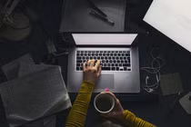 Sếp Mỹ gây phẫn nộ khi sa thải 900 nhân viên qua họp Zoom