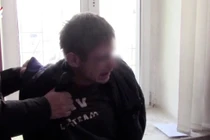 Hiếp dâm xong, nghi phạm trèo lên cây trốn 3 tiếng