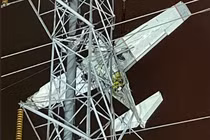 Phi công và hành khách thoát chết khi máy bay vướng dây điện