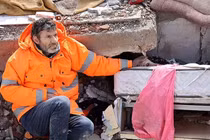 Xót xa cảnh tượng người cha bất lực nhìn con bị chôn vùi 