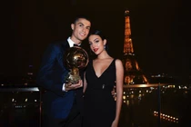 Hôn thê của CR7 bốc lửa với phong cách thời trang khoe vòng 3 gợi cảm