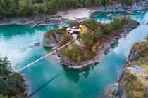 Cảnh đẹp ngoạn mục của hòn đảo tọa lạc trên núi ở Nga