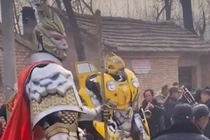 Chú rể gây sốt vì “mời” Tôn Ngộ Không và siêu nhân đi rước dâu