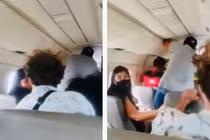 Hành khách phải đứng giữ cửa máy bay cho đến khi hạ cánh