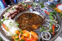 “Bịt mũi” thưởng thức món lẩu bốc mùi được xem là đặc sản miền Tây