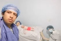 Người đàn ông Colombia lấy búp bê làm vợ, sinh 3 đứa con