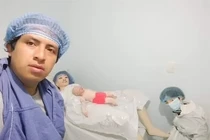 Người đàn ông Colombia lấy búp bê làm vợ, sinh 3 đứa con