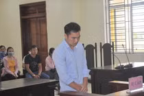 Cựu trung úy công an nổ súng cướp ngân hàng bất ngờ bị choáng tại tòa