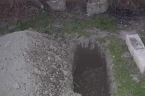 Trên đường đi chôn cất, bé trai sơ sinh bỗng cất tiếng khóc