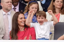 Hoàng tử Louis gây sốt với vẻ tinh nghịch đáng yêu