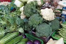 Giá rau xanh ở siêu thị vẫn khiến nhiều người tiêu dùng "lè lưỡi"