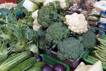 Giá rau xanh ở siêu thị vẫn khiến nhiều người tiêu dùng "lè lưỡi"