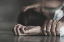 Sốc: Chồng bệnh hoạn rủ đồng nghiệp đến nhà cưỡng hiếp vợ