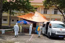 Ngủ cùng 2 bệnh nhân COVID-19, cô gái xét nghiệm 3 lần đều âm tính