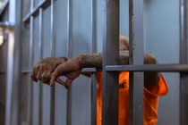 Hiếp dâm người giúp việc, chủ nhà lĩnh 24 năm tù và 24 roi