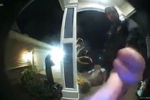 Shipper bị bắt, cảnh sát giúp đi giao đồ ăn cho khách