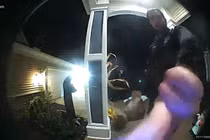 Shipper bị bắt, cảnh sát giúp đi giao đồ ăn cho khách