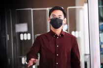 Trai đẹp bị bỏ tù vì lừa 34 thiếu nữ gửi ảnh khỏa thân