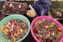 Đi ăn buffet, người phụ nữ bị bắt quả tang trộm 10kg đồ ăn