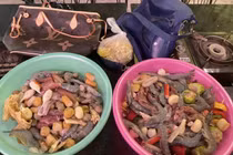 Đi ăn buffet, người phụ nữ bị bắt quả tang trộm 10kg đồ ăn