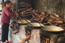 Tận mục công việc làm mứt gừng truyền thống ở Huế phục vụ Tết