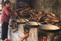 Tận mục công việc làm mứt gừng truyền thống ở Huế phục vụ Tết