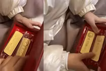 Bé trai đem hai thỏi vàng của bố mẹ tặng bạn gái gây choáng